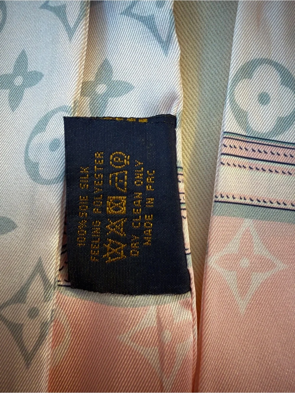 2 Louis Vuitton Confidential Bandeau Scarf Pink